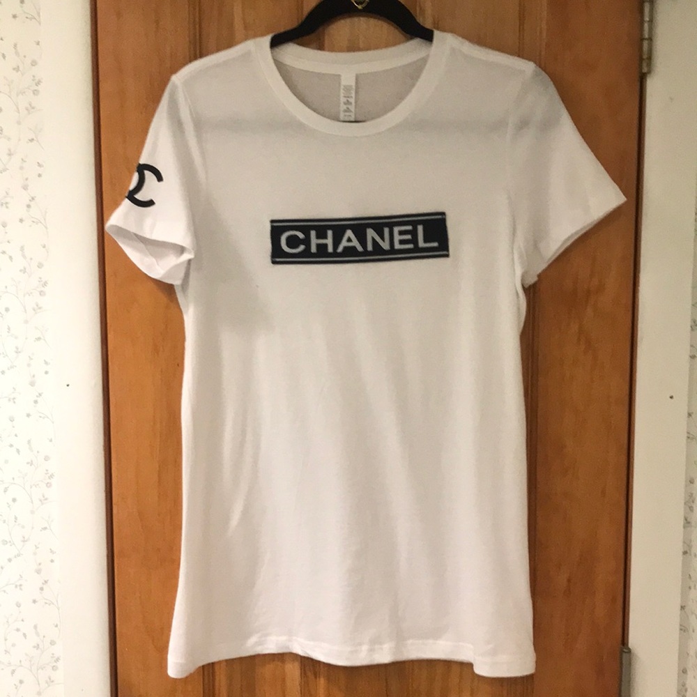 TShirt “Chanel” white with sewn on label. Not an authentic product.